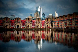 Dramatische Londoner Skyline-Reflexionen