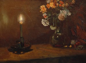 Arrangement mit Kerze und Blumen in Vase