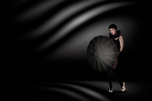 Elegante Frau mit Regenschirm