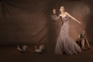 Elegante Frau mit Schnecken