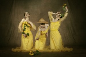 Ätherische Sonnenblumenfrauen