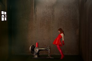 Rotes Kleid Nähmaschine