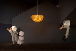 Surrealer Balanceakt von Christine von Diepenbroek