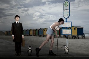 Surrealer Strandbus Pinguine von Christine von Diepenbroek