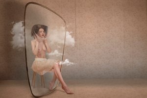 Frau in Wolkenblase