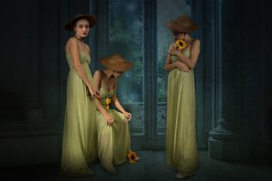 Frauen Sonnenblumen am regnerischen Fenster