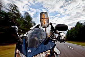 Ritter auf Motorrad von Christophe Kiciak