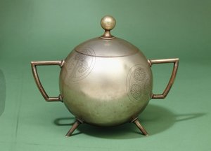 Eine Hukin and Heath Schale mit zwei Griffen und Klappdeckel von Christopher Dresser