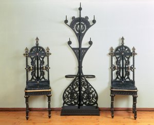 Mantel-, Hut- und Regenschirmständer, flankiert von zwei Garten- oder Flurstühlen, Coalbrookdale, 1867-69