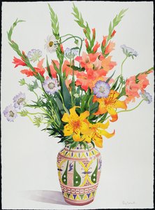 Orange und blaue Blumen in einer marokkanischen Vase von Christopher Ryland