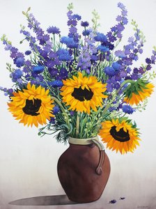 Sommerblumen in braunem Krug
