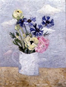 Blumen in einem weißen Becher