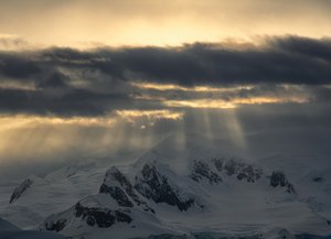 Goldene Strahlen über den Bergen