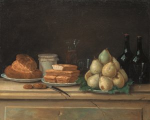 Birnen und Brot auf Tellern, mit Weinflaschen und Gläsern auf einem Steinsims