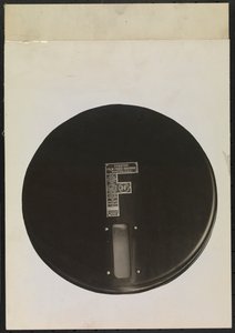 Feaster Film Feed Machine für Phonographenplatten, ausgeschnitten oder maskiert, um einen leeren Hintergrund zu erzeugen von Company Byron