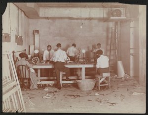 Filmlabore bei der Carlton Motion Picture Co. mit fünf Männern und einer Frau bei der Arbeit mit Film, Spleißen usw., New York von Company Byron