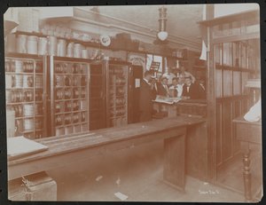 Einzelhandelsbereich bei der Empire Film Co. (möglicherweise an der Broadway und 55th Street) mit Filmkanistern, New York von Company Byron