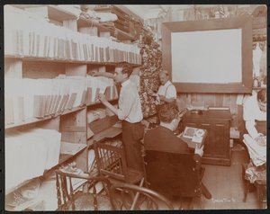Kleiner Vorführraum bei der Empire Film Co (möglicherweise an der Broadway und 55th Street) mit vier Männern bei der Arbeit, New York von Company Byron