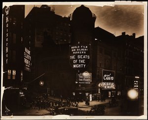 Das Casino-Theater bei Nacht, Menschenmengen und Autos, und Bauarbeiter, die in der Straße graben, Broadway und 39th St., New York, ca. 1915