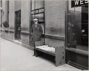 Der blinde Zeitungsverkäufer, Frederick Rode, und die südöstliche Ecke von Broadway & 41st St. von Company Byron