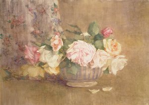 Eine Schale mit rosa, gelben und weißen Rosen von Constance Walton