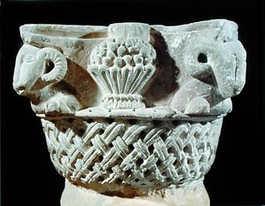 Kapitel in Form eines Korbes mit Widderköpfen und Trauben, aus dem Kloster des Heiligen Jeremias, Sakkara