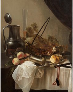 Ein Zinnkrug mit einem umgestürzten Silberbecher mit Obst, Brot und Fleisch auf einem drapierten Tisch