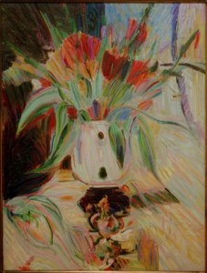 Tulpen in bauchiger Vase vor Gardine