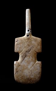 Kunst der Kykladen: Statuette in Form einer Geige. Marmoridol von Paros. 3000 v. Chr. Kykladische Zivilisation (-3200 bis -2000) Athen, Nationales Archäologisches Museum