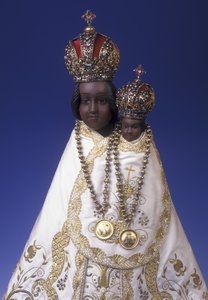 Statuette der Jungfrau Maria von Svatá Hora (Holz, Metall und Stoff)