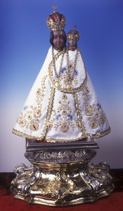 Statuette der Jungfrau Maria von Svatá Hora (Holz, Metall und Stoff)