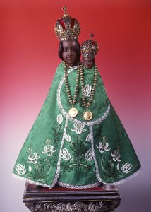 Statuette der Jungfrau Maria von Svatá Hora (Holz, Metall und Stoff)