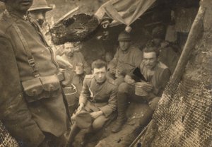 Gruppe von Soldaten in einem Schützengraben während des Ersten Weltkriegs von Dario Gentilini