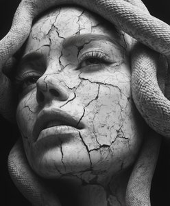 Rissige Medusa Skulptur