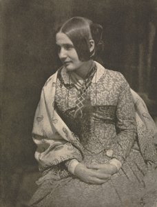 Dame im geblümten Kleid