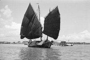 Eine Glockenstiel-Hafen-Dschunke unter Segel in Singapur von David Watkin Waters