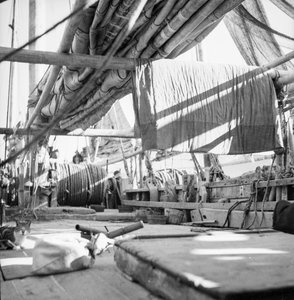 In der Taille an Bord eines Yeungkong-Fischerjunks in Aberdeen, Hongkong