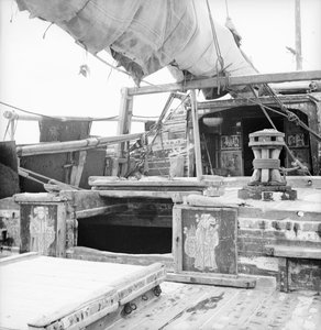 An Bord der Foochow-Pole-Dschunke (Händler) 3179 vor Anker in Weihaiwei