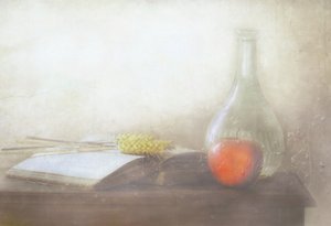 Vintage-Buch und Apfel von Delphine Devos