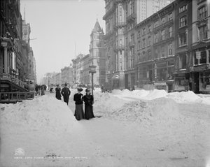Fifth Avenue nach einem Schneesturm, New York, ca. 1905 (s/w Foto)