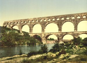 Römische Brücke über den Gard, erbaut von Agrippa, Nîmes, Frankreich, ca. 1900 von Detroit Publishing Co.