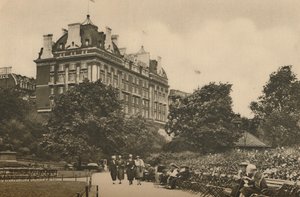 Villiers Street Abschnitt des Victoria Garden und Blick auf das Cecil Hotel, ca. 1935 von Donald McLeish