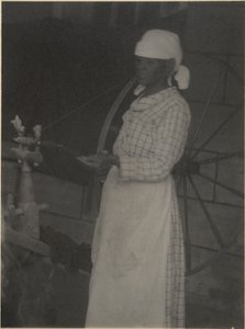 Frau am Spinnrad von Doris Ulmann