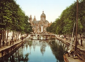 Blick auf Voorburgwal zur Sint-Nicolaasbasiliek, Amsterdam, veröffentlicht um 1900