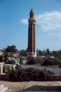 Ansicht des kannelierten Minaretts der Yivli-Moschee (1230) von Dynasty Seljuq