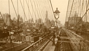 Unteres Manhattan durch das Netz der Kabel auf der Brooklyn-Hängebrücke gesehen, ca. 1930 von ENA