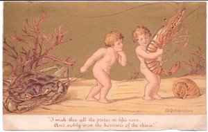 Eine viktorianische Grußkarte von zwei Wasserbabys bei einem Seil, mit einer Schnecke und Korallen auf dem Meeresboden, vor einem goldenen Hintergrund