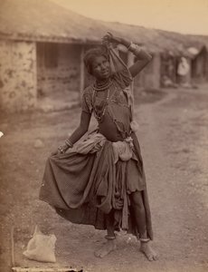 Eine Zigeunertänzerin, Kathiawar, ca. 1915