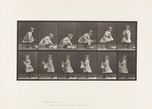 Kind, hebt eine Puppe, dreht sich und geht weg von Eadweard Muybridge