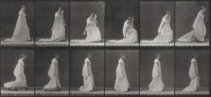 Tafel Nummer 207. Sich bücken und die Schleppe anheben von Eadweard Muybridge
